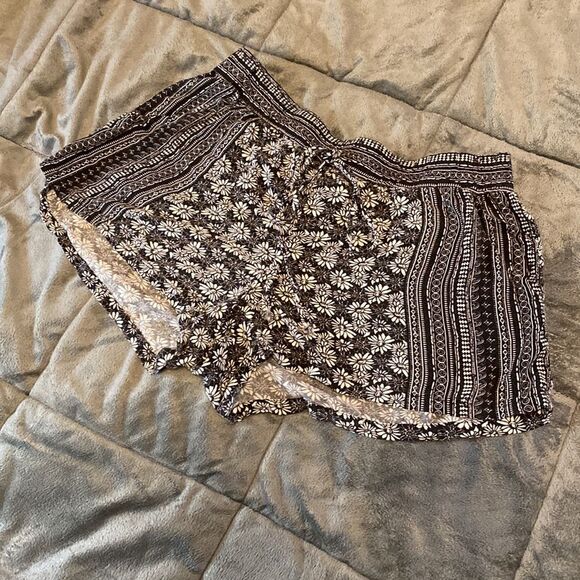 Billabong Black and White Floral Shorts Size Small - Picture 2 of 12